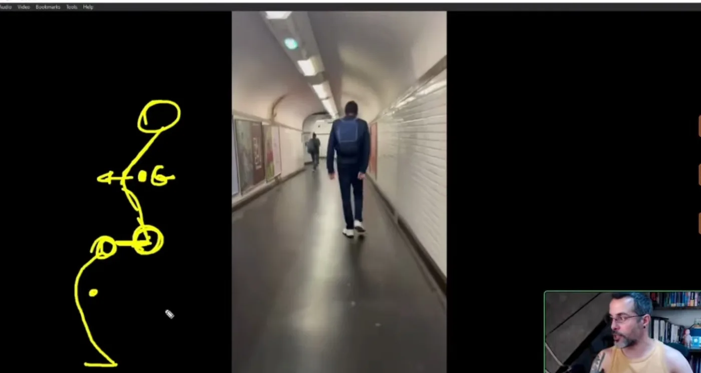 Analyse en direct d'une vidéo de référence de marche filmée dans un couloir de métro, avec le schéma de la posture dessiné par Samy Fecih