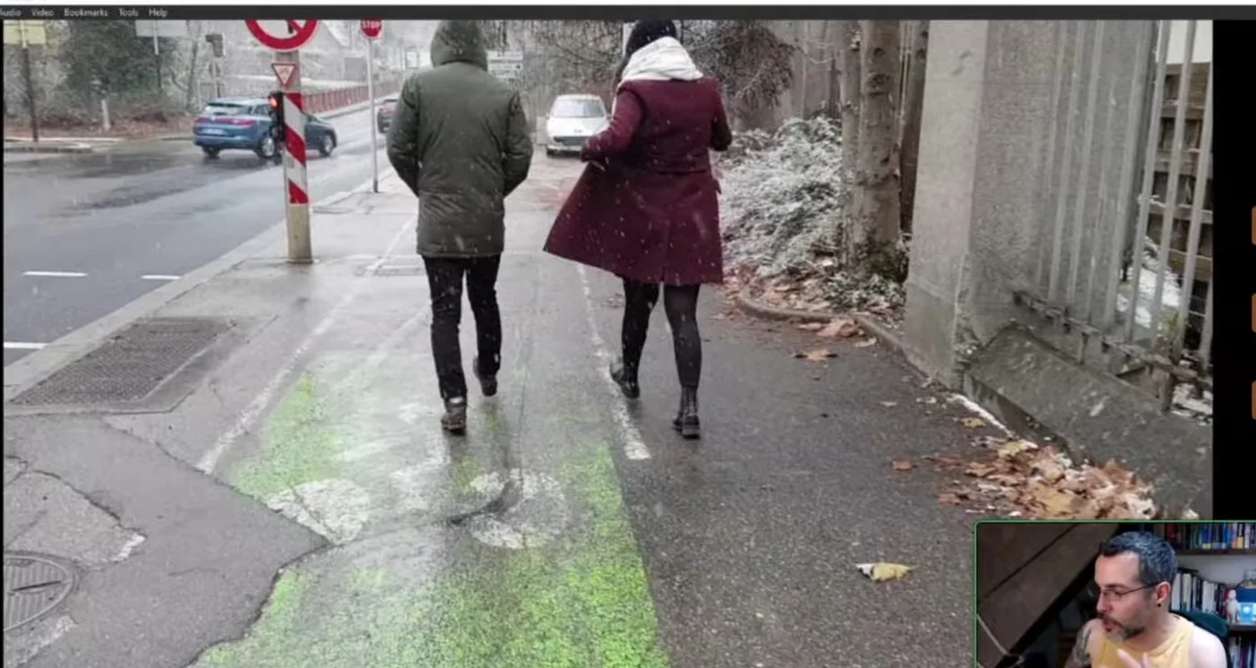 Deux personnes filmées de dos marchant côte à côte sur un trottoir enneigé, utilisées comme référence pour comparer deux démarches